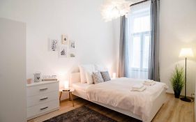 Comfy, Renewed 3 Bedroom Apt In Center